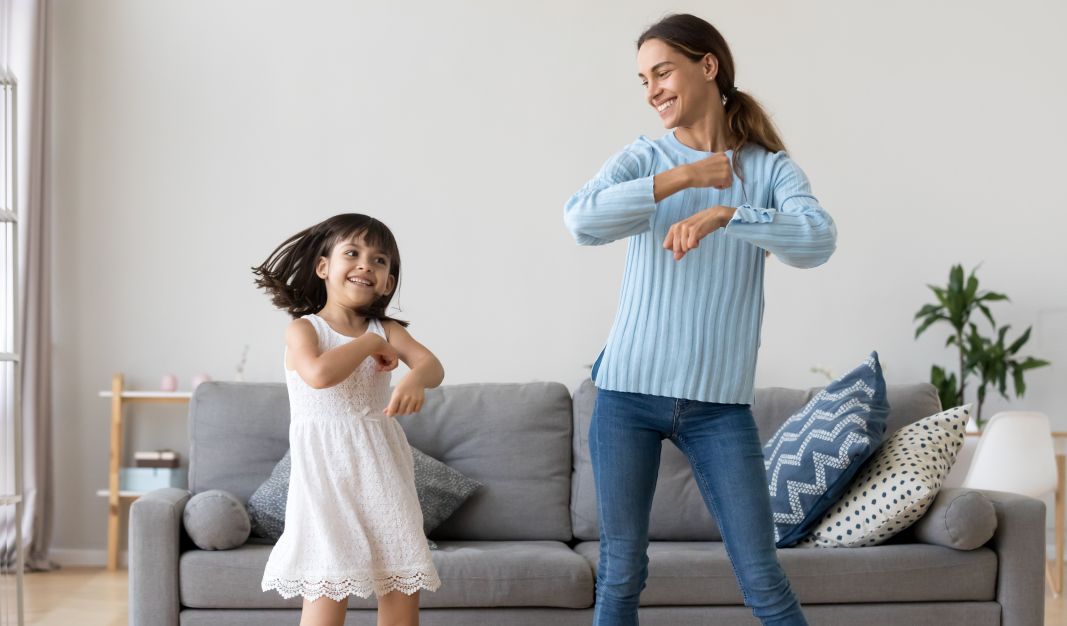 Śmieszne zabawy z dziećmi